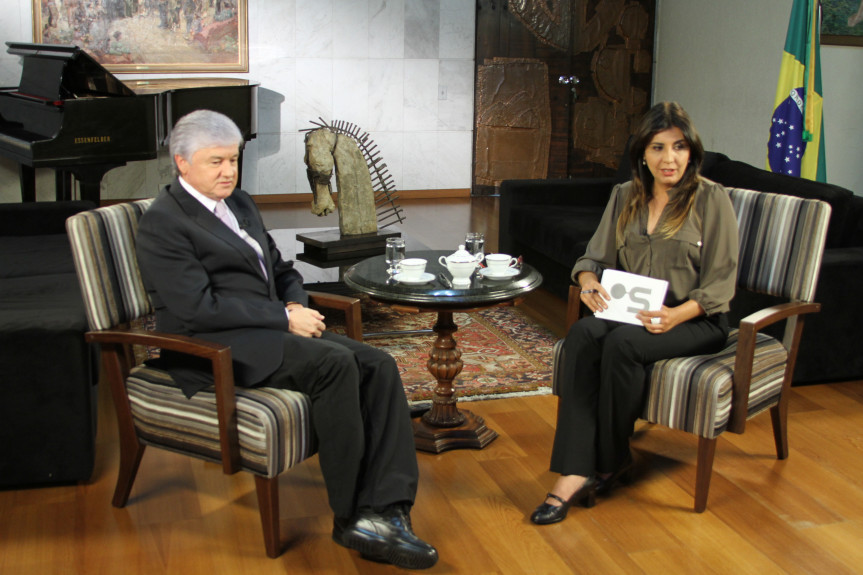 Presidente Rossoni e a jornalista Fernanda Martins durante a gravação do programa Café com Política da TV Sinal.