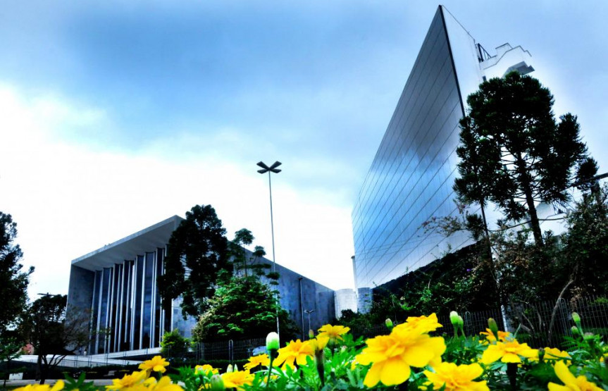 Fachada Assembleia Legislativa do Paraná.