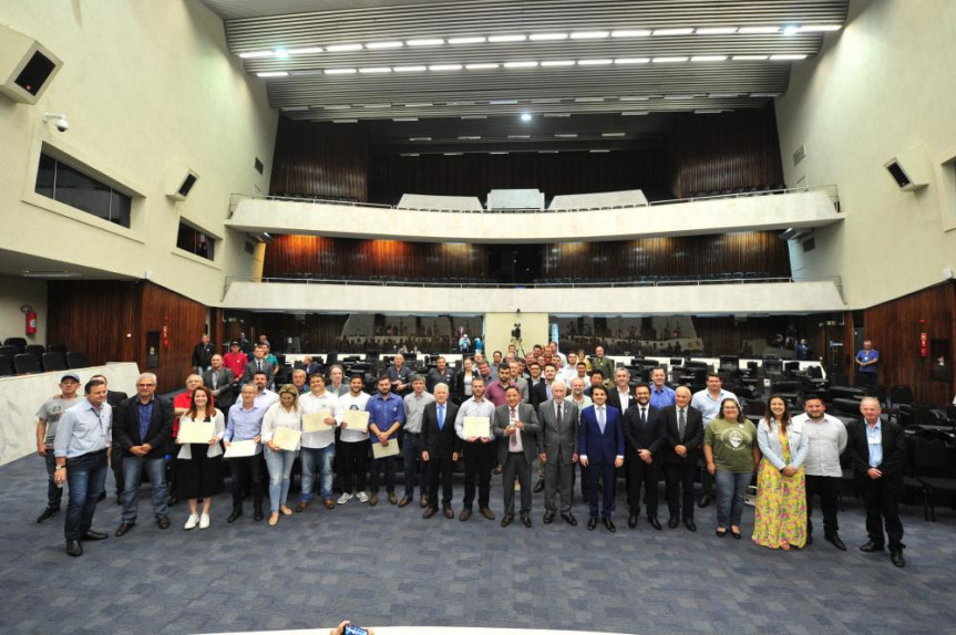 Sessão solene proposta pelo deputado Hussein Bakri (PSD), líder do governo na Alep, homenageou a Associação dos Amigos da Erva Mate de São Mateus do Sul .