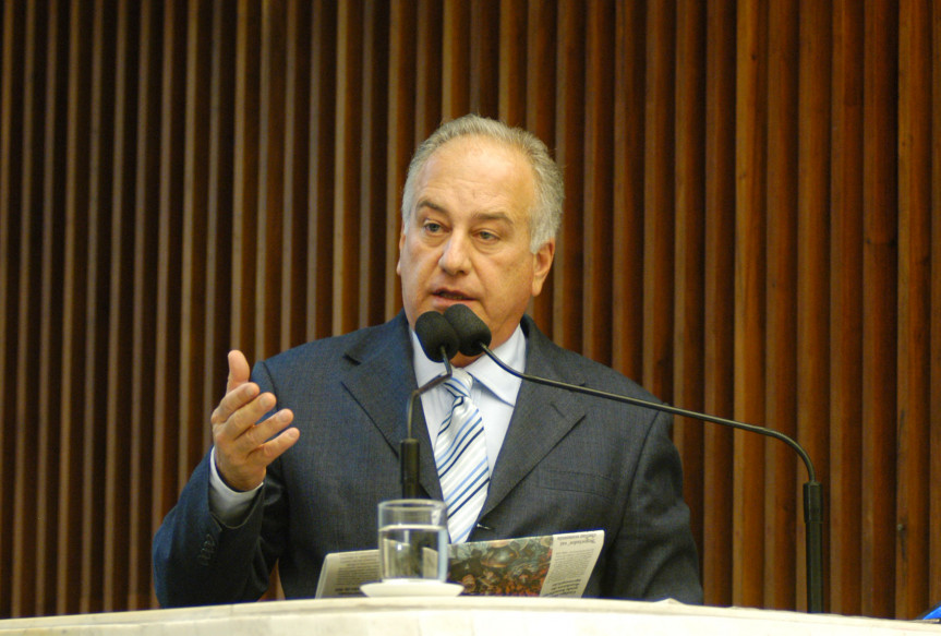 Deputado Luiz Eduardo Cheida (PMDB) durante pronunciamento.