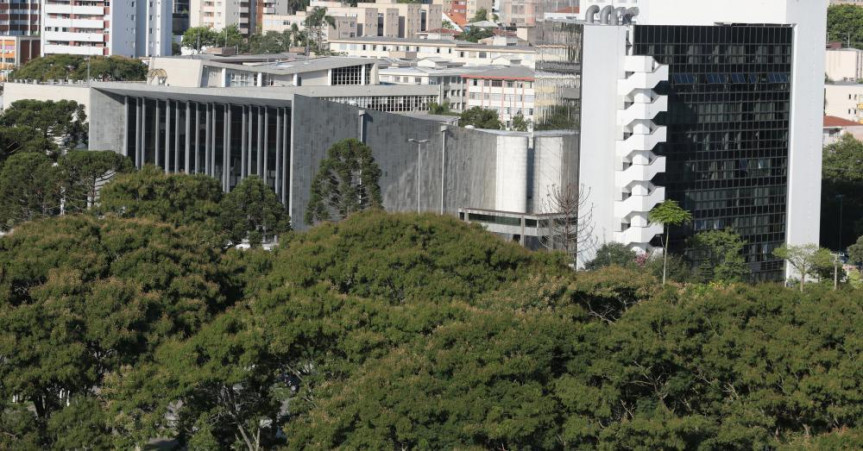 Visão lateral da Assembleia Legislativa do Paraná.