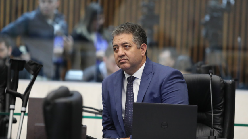 O deputado Cobra Repórter é o autor da lei nº 21.013, que criou o Agosto Cinza e que tem como objetivo promover um mês dedicado inteiramente à reflexão e à promoção de eventos voltados à prevenção e ao combate a incêndios.