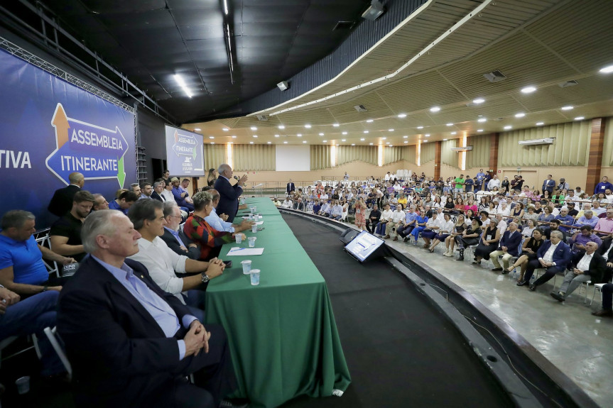 Durante o encontro, o presidente da Assembleia, deputado Ademar Traiano (PSD), e o primeiro secretário, deputado Alexandre Curi (PSD), e deputados estaduais da região receberam entidades do agronegócio e da sociedade civil organizada para ouvir as demandas e sugestões.