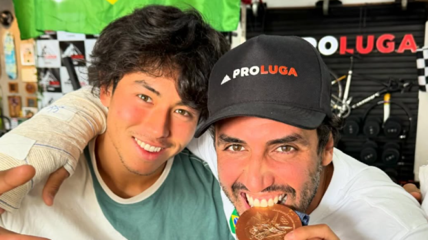 O skatista Augusto Akio “Japinha” (à dir.) ao lado do preparador físico da Seleção Brasileira de Skate, Henrique Lugarini.