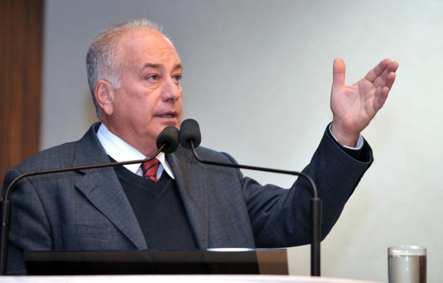 Deputado Luiz Eduardo Cheida (PMDB) na tribuna durante a sessão de terça-feira (03).