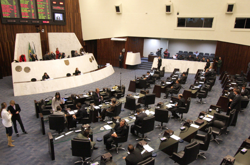 Deputados durante os trabalhos em plenário.