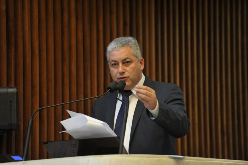 Deputado Douglas Fabrício (PPS) na tribuna durante a sessão plenária desta segunda-feira (31). 