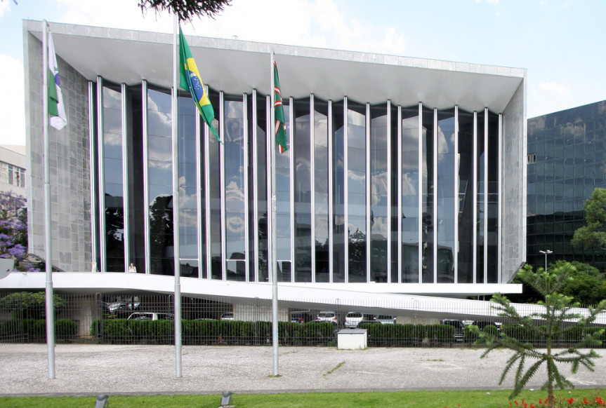 Fachada do prédio que abriga o Plenário do Legislativo paranaense.