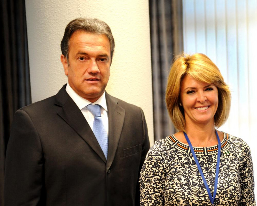 1º Secretário da Assembleia Legislativa, deputado Plauto Miró (DEM), ao lado da secretária estadual da Família e Desenvolvimento Social, Fernanda Richa.