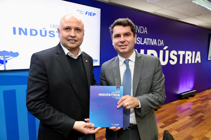 O chefe do Poder Legislativo, deputado Alexandre Curi (PSD), ao lado do presidente do Sistema Fiep, Edson Vasconcelos (à esq.).