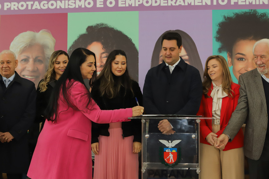 a deputada cantora Mara Lima (Republicanos), presidente da Comissão de Defesa dos Direitos da Mulher na Assembleia Legislativa participou do evento de lançamento do programa na manhã desta segunda-feira (29), no Palácio Iguaçu.