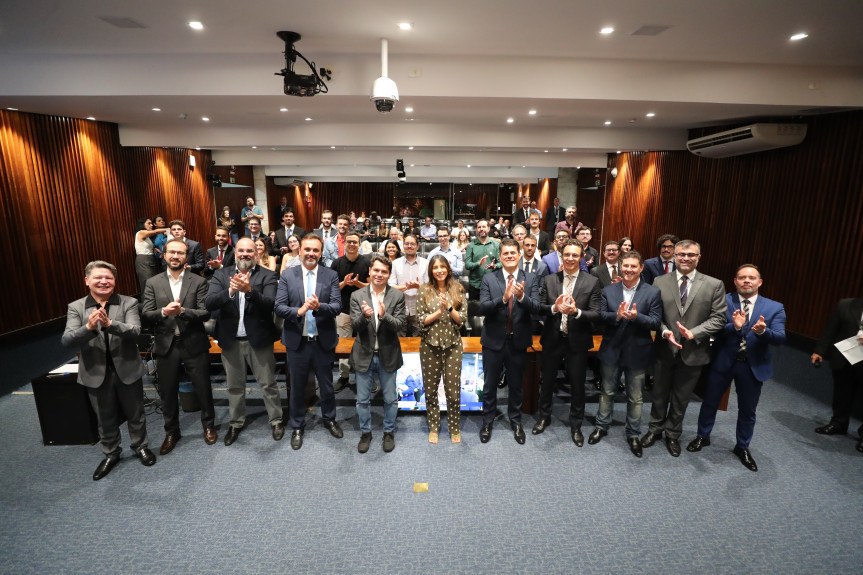 Solenidade de posse ocorreu no Plenarinho da Casa, na manhã desta quarta-feira (12).