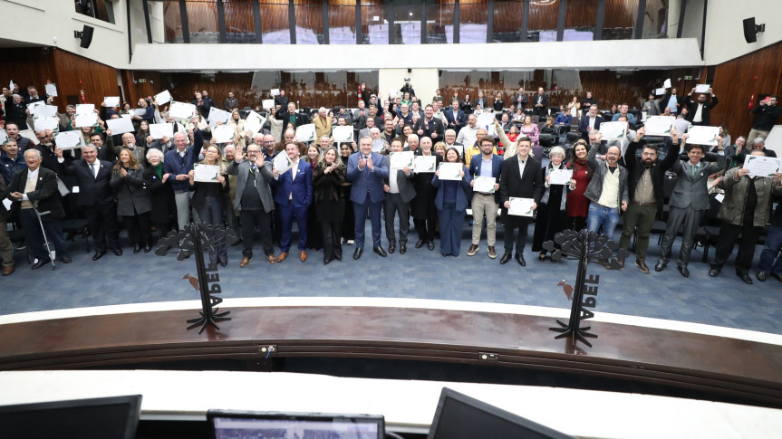 Representantes da categoria receberam certificado de Menção Honrosa no Plenário.