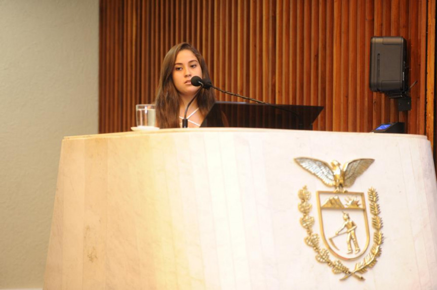 A estudante Ingrid Ribeiro de Souza, de Cianorte, idealizou o projeto de lei que segue pela sanção do governador.