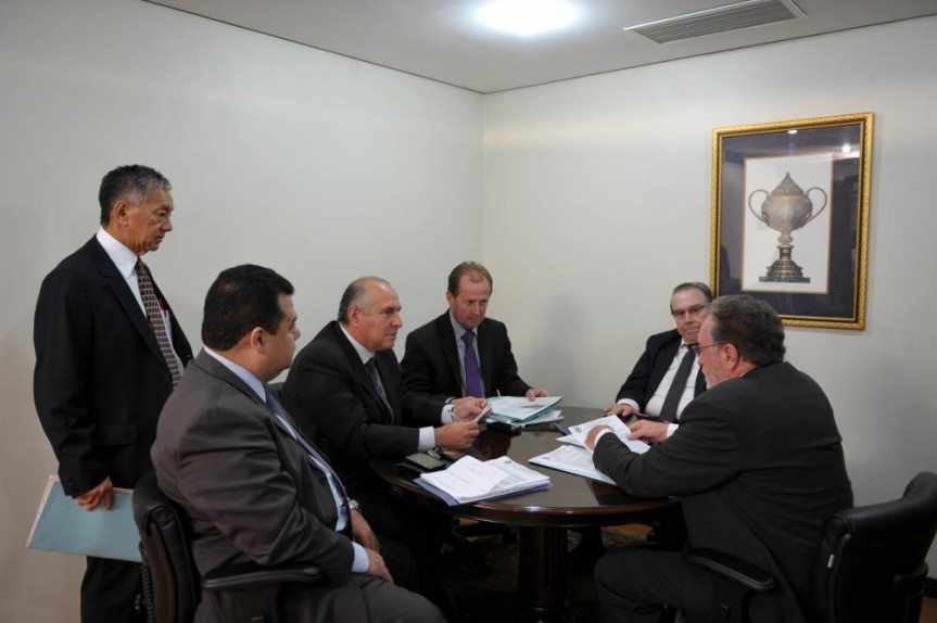 Parlamentares membros da Comissão de Obras Públicas reunidos.