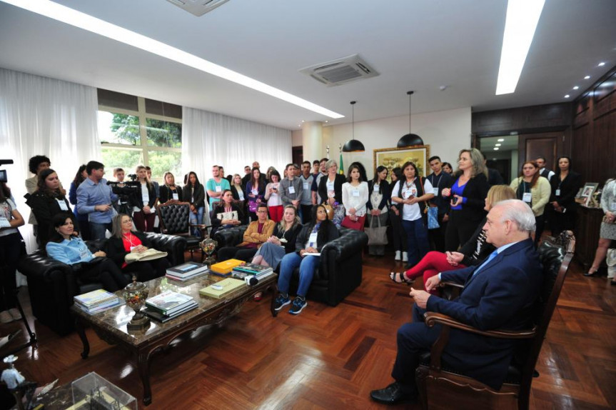 Estudantes classificados em 2018 no Geração Atitude conversaram com o presidente da Alep, deputado Ademar Traiano (PSDB), durante a visita guiada à sede do Poder Legislativo.