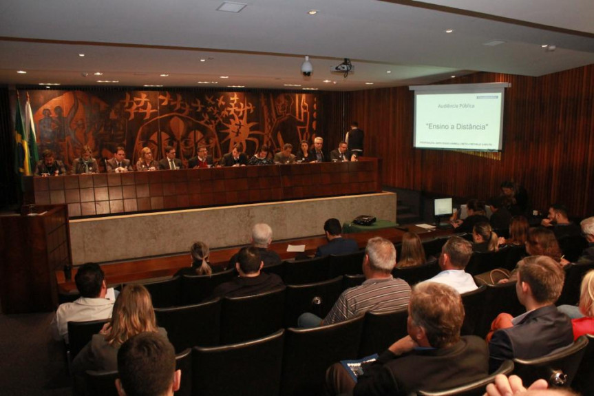 Audiência pública debate o limite máximo de 20% das aulas na modalidade de Educação a Distância para cursos da área da saúde.