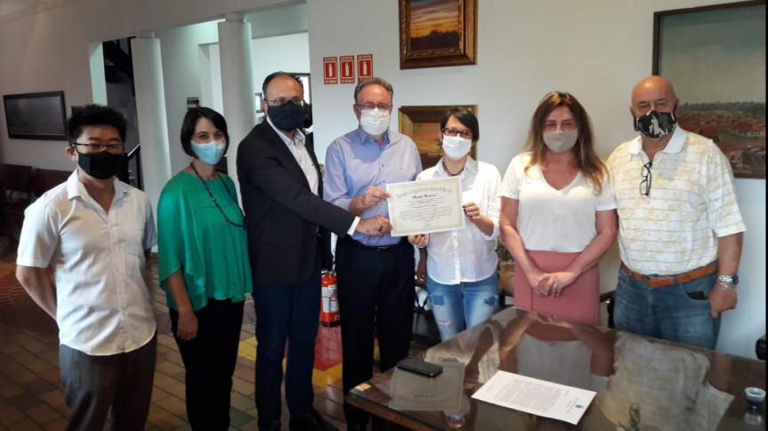 Professor Rogério Ivano (Departamento de História), professora Viviane Furtoso (diretora do Centro de Ciências Humanas na UEL), reitor Sérgio de Carvalho, deputado Tercilio Turini, Edméia Ribeiro (diretora do Museu), Ana Rosa Lunardelli e Sidnei Oliveira (Sociedade Amigos do Museu).