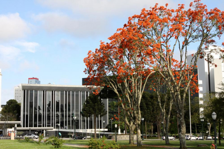 Fachada Assembleia Legislativa do Paraná.