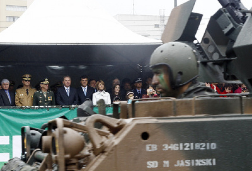 Presidente do Legislativo, Valdir Rossoni, acompanha desfile cívico da Independência. 