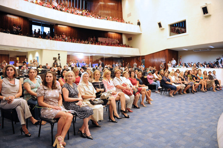 Plenário e galerias da Assembleia Legislativa ficam lotados na sessão especial de comemoração ao Dia Internacional da Mulher.