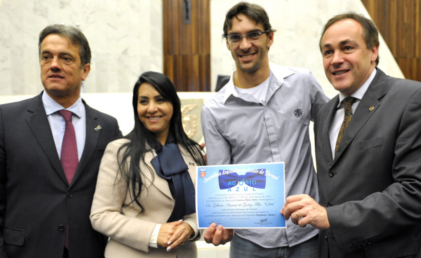 O jogador “Giba”, atleta paranaense campeão olímpico da Seleção Brasileira de Vôlei, foi um dos homenageados. 