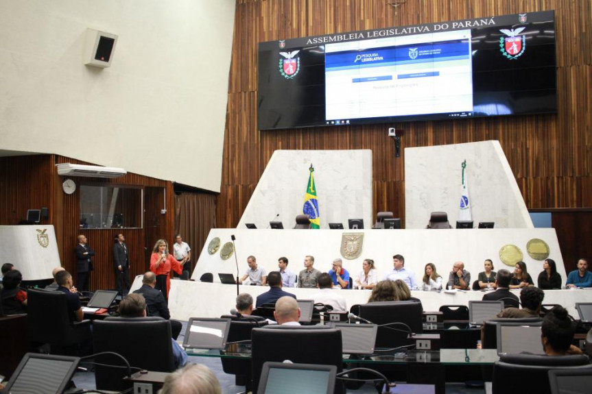 Kátia Chagas, diretora de Comunicação da Alep, em palestra sobre "Comunicação Institucional".