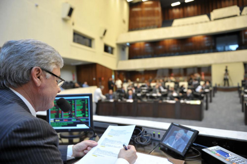 Presidente da Alep, deputado Rossoni (PSDB), na mesa diretora durante a sessão plenária.