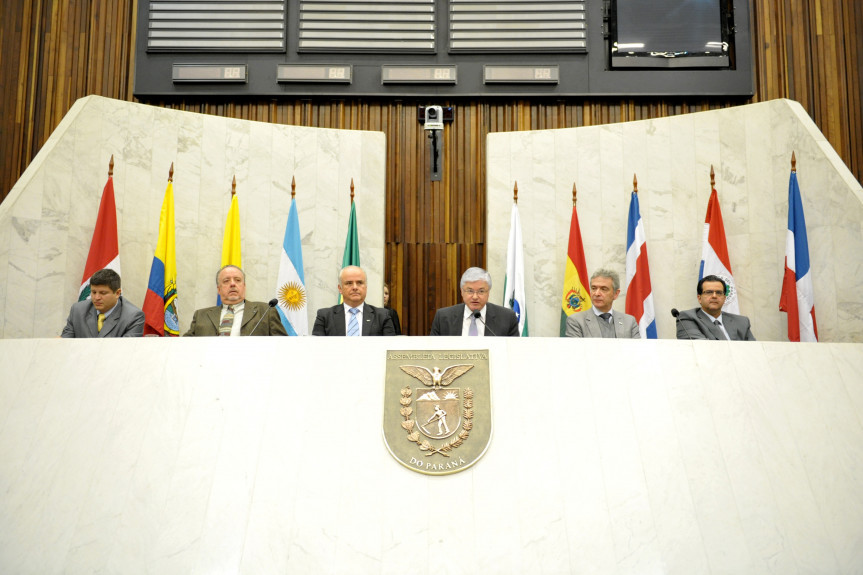 Presidente do Legislativo, deputado Valdir Rossoni (PSDB) saúda os participantes do encontro.