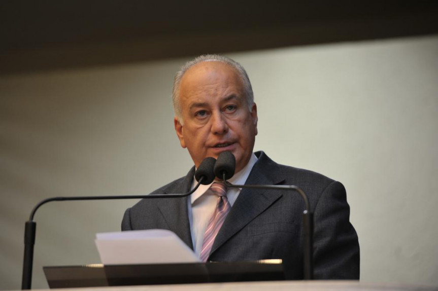 Deputado Luiz Eduardo Cheida (PMDB) na tribuna durante a sessão plenária desta quarta-feira (16). 