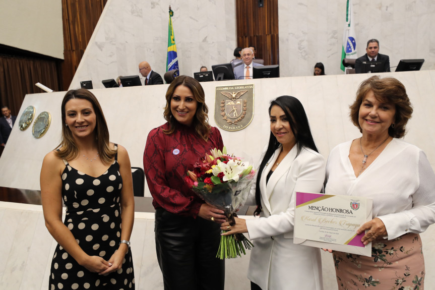 A advogada Karol Becker Trápaga recebeu uma menção honrosa em homenagem pelo Dia Internacional da Mulher.