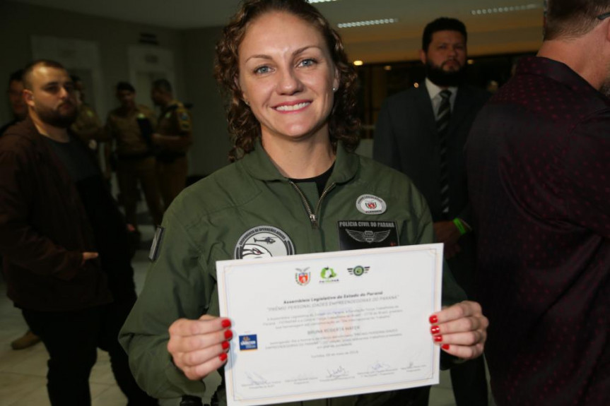 Bruna Roberta Mayer, do Grupamento Aéreo da Polícia Civil, é a primeira mulher policial aero tática da instituição. 
