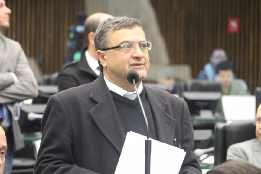 Deputado Michele Caputo (PSDB) questiona secretário de Fazenda sobre o repasse de recursos para os hospitais universitários do Paraná.