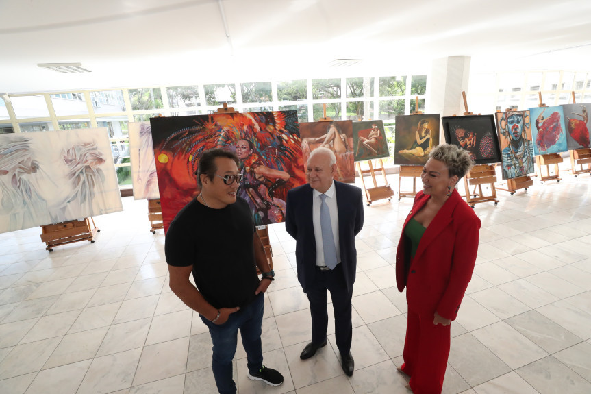 O presidente da Casa, deputado Ademar Traiano, entre o artista plástico David Wang, autor das obras, e a deputada Cloara Pinheiro, procuradora da Mulher da Assembleia e uma das proponentes da mostra.