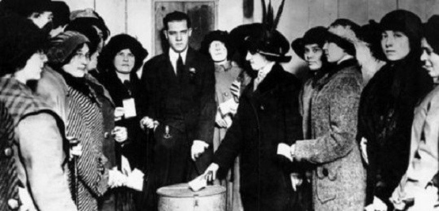 24 de fevereiro de 1932 foi assegurado às mulheres o direito ao voto.