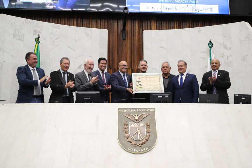 Solenidade ocorreu na noite desta segunda-feira (22), no Plenário da Assembleia Legislativa do Paraná.