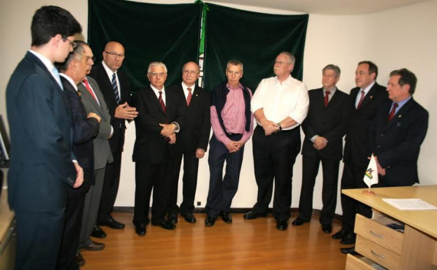 Inauguração de galeria reuniu deputados e ex-líderes do PMDB na Assembleia Legislativa.