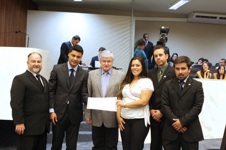 Representantes do Rotaract recebem homenagem da Assembleia Legislativa. 