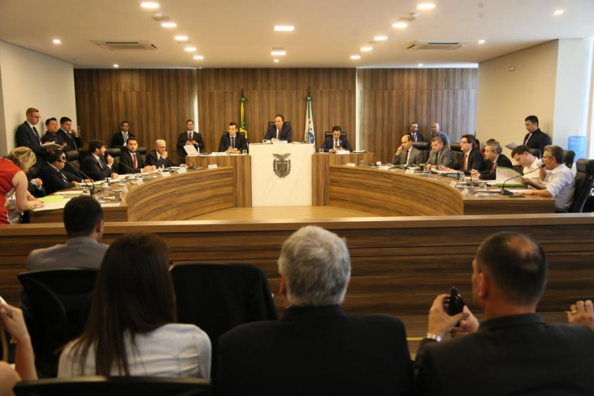 Deputados que compõem a Comissão de Constituição e Justiça se reúnem extraordinariamente para analisar projeto do Executivo que tramita em regime de urgência.