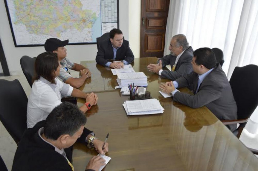 Deputados estaduais Rasca Rodrigues (PV) e Pastor Edson Praczyk (PRB) reunidos com demais interessados para cobrar a regulamentação da lei de transporte de pranchas de surf.