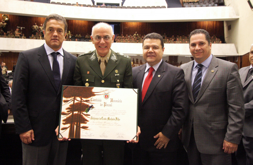 General Costa Machado recebe o título de Cidadão Honorário do Paraná.