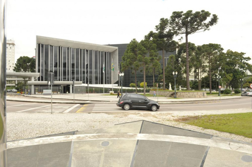 Fachada da Assembleia Legislativa do Paraná.