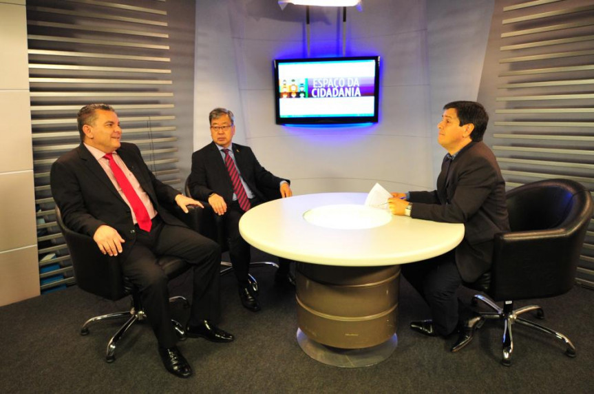 Presidente do TRE-PR, desembargador Adalberto Xisto Pereira, e o corregedor, desembargador Luiz Oyama, concedem entrevista ao programa "Espaço da Cidadania", da TV Assembleia.