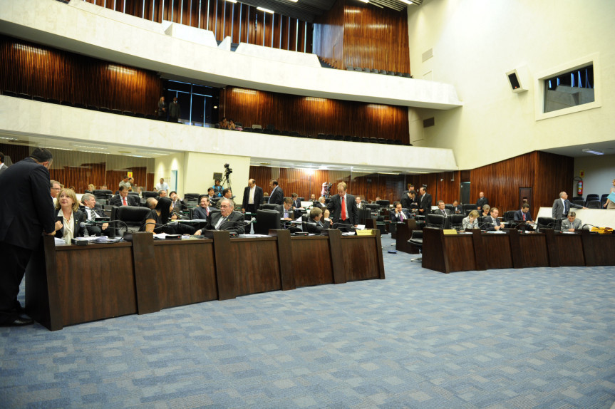 Deputados durante os trabalhos em Plenário.