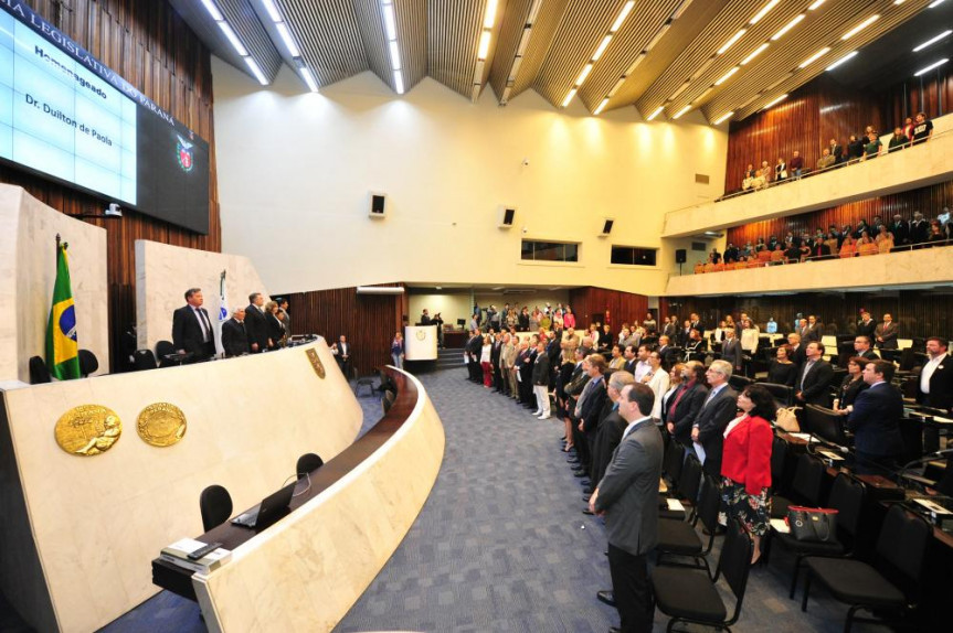 Sessão solene alusiva ao "Dia do Médico" por proposição do deputado Ney Leprevost (PSD).