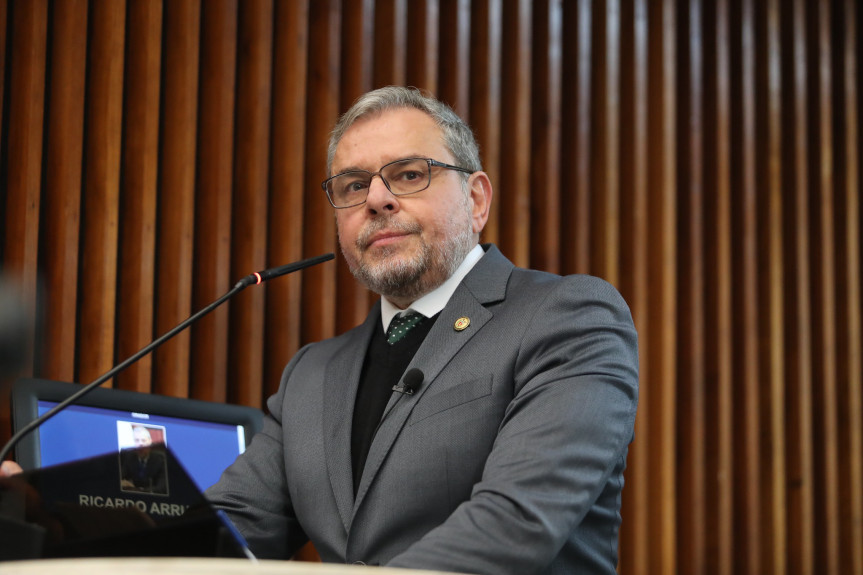 “Joel arriscou a própria vida para tentar salvar alunos e funcionários durante o ataque. Um verdadeiro herói que merece todas as homenagens”, afirmou Ricardo Arruda.