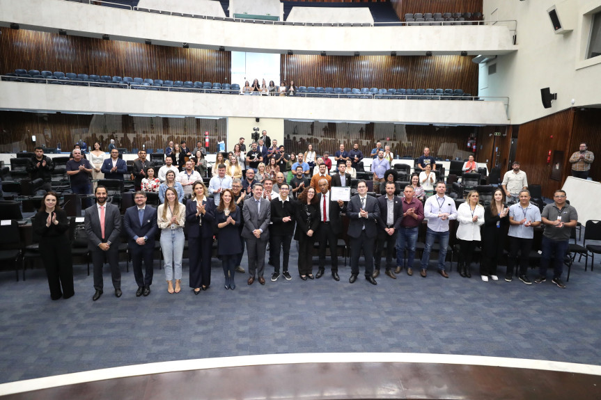 Palestra ocorreu na manhã desta quinta-feira (20), no Plenário da Assembleia Legislativa do Paraná.