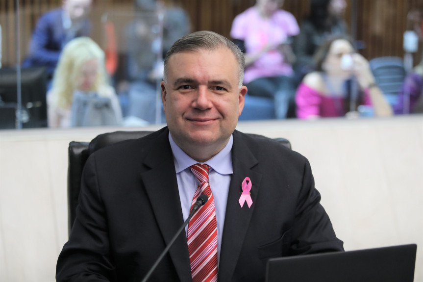 O deputado Ney Leprevost (União) é o autor da lei e o atual coordenador da Frente Parlamentar da Medicina.