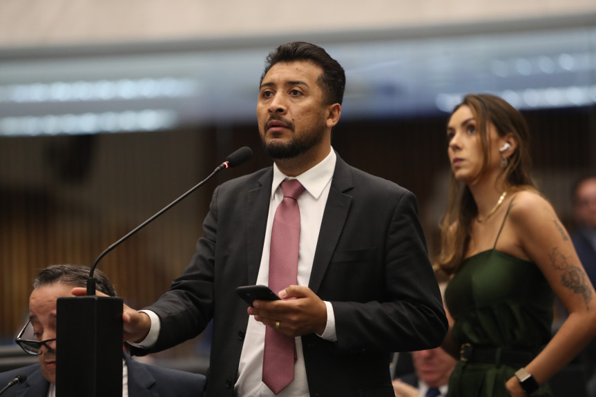 O deputado Adriano José enfatizou a importância do Grupo Gralha Azul como um patrimônio artístico e cultural admirado por todos que têm o privilégio de apreciar sua música e seu legado.