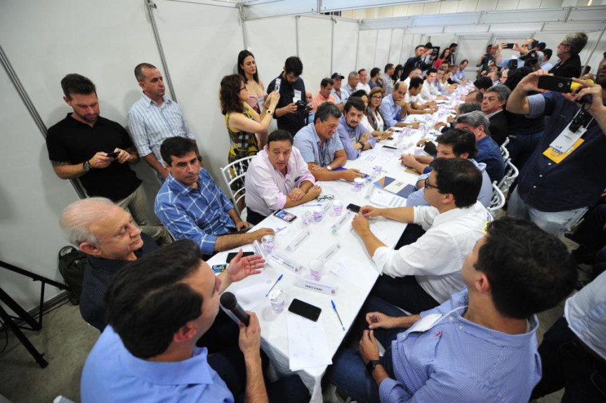 Deputados participaram da reunião com o governador e membros da Comissão de Desenvolvimento.